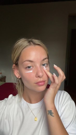 I’m also just a girl.♥️ Un mimo facil y rapido con @cetaphil_ar . Serum e hidratante, that’s it.