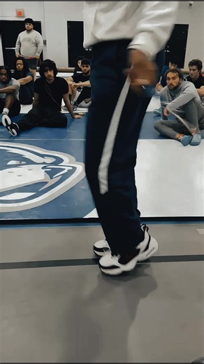 When a U.S. Olympian walks into a wrestling room… You listen. And when he jumps? You learn. Buddy Lee just stunned a whole group of young wrestlers — not with strength, but with precision, technique, and world-class jump rope mastery. Their faces say it all 😳🔥 But he didn’t stop there… He taught them: 🥇 Discipline 🥇 Focus 🥇 The champion mindset 🥇 How jump rope builds explosiveness, speed & footwork This is mentorship. This is legacy. This is Buddy Lee — turning athletes into warriors. Drop