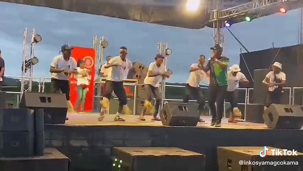 Akuhlukaneki live performance. Sibonga uthando emicimbini esiyihambelayo ✊🏼✊🏼🔥🔥🔥