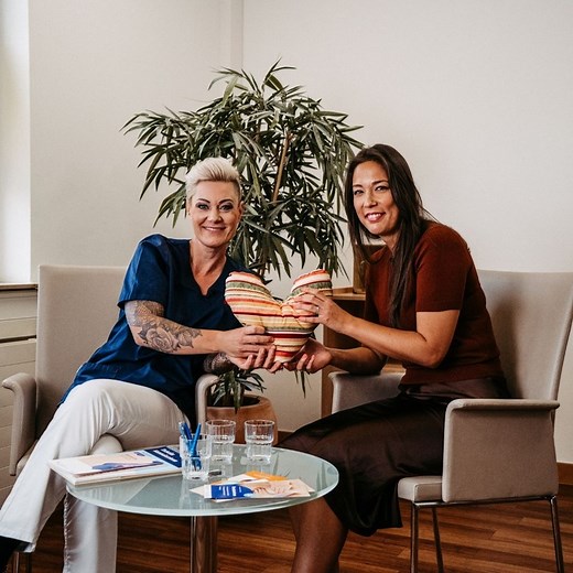 Brustkrebs ist die häufigste Krebserkrankung bei Frauen – und auch Männer können betroffen sein. 🩺 In der neuen Folge „Frag die Docs“ begleitet Doc Caro eine OP an der Helios St. Anna Klinik Duisburg. Patientin Sarah berichtet von ihrem Weg – vom ersten Verdacht bis zur Behandlung. Dazu spricht Doc Caro mit Anke Pollmanns, Oberärztin, Sektionsleiterin Senologie und Koordinatorin des Brustkrebszentrums, über Entstehung, Diagnostik und die Bedeutung eines zertifizierten Brustzentrums. Außerdem gi