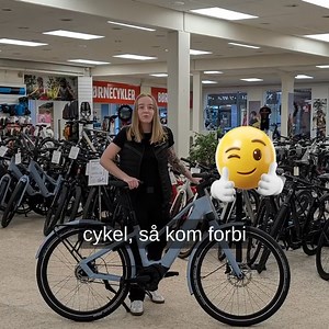 🚨 Batavus Razer Exclusive 🚲 Elegant design. Remtræk. Bosch Smart System. Klar til hverdag, pendling og eventyr. ✅ Vedligeholdelsesfrit remtræk ✅ Bosch Smart System ✅ Stilrent, eksklusivt design Batavus Razer Exclusive er en elcykel i topklasse – bygget til dig, der ikke går på kompromis. 👉 Oplev den hos os i butikken eller online her: https://cykelcentermidtjylland.dk/vare/batavus-razer-exclusive-remtraek-bosch-smart-system-og-centermotor/ 😀Sammen finder vi den rigtige cykel til dig! Vær sma
