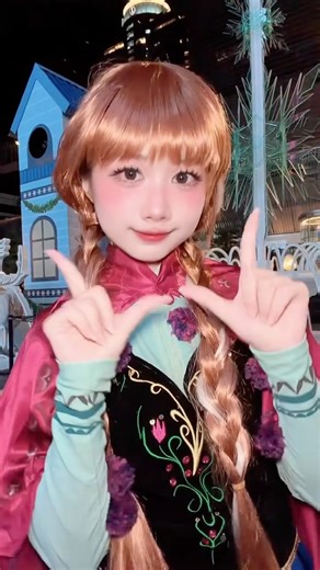 merryishappyyy on Instagram: "Last Christmas 🎅🏻 #anna #frozen #annacosplay #frozencosplay #disney"