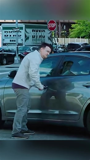 Kejadian di Aceh Tamiang. Detik detik menegangkan seorang pemuda terjebak banjir. Pihak keluarga menyampaikan rasa syukur atas keselamatan putranya serta berterima kasih kepada para kerabat dan masyarakat yang telah memberikan bantuan. Mereka juga berharap doa yang sama mengalir untuk masyarakat di Aceh yang masih terdampak banjir. [🎥: Desna Afdian] #evakuasi #banjirbandang #aceh