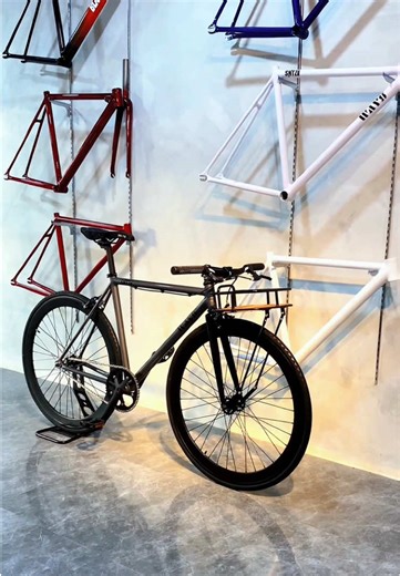 Buat jajan sore keliling komplek anti was-was club 😅 Doltrap rem depan & belakang adalah combo epic 😅 WAYS vol 1 Size 50 Headtube OS 34/34 Seattube 27,2 Tyre max 700 c x 28 Colour : grey metalic Keranjang Buat kalian yg mau buat konsep suka2 Langsung aja tanyakan ke admin ya, nanti admin bantu. Dm ig : @sntz_cyc Wa : 0817-7946-2291 Shopee : SNTZ CYC #fixie #fixies #fixed #fixedgear #sepeda