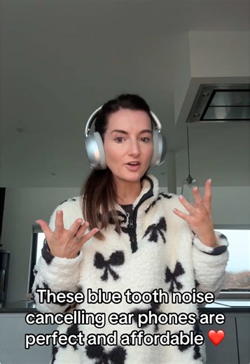 Perfect noise cancelling bluetooth headphones!! -USB Rechargeable -Long battery life - Talk on the phone hands free - Adjustable Four different colours. #headphones #tiktokshop #running #fyp #foryoupage❤️❤️