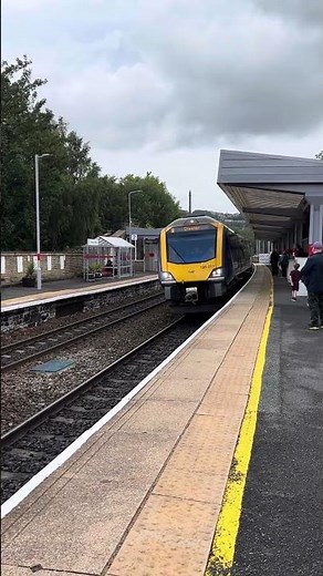 Northern 195011 arrives at Sowerby Bridge with a train towards Chester + Wave from driver! #train