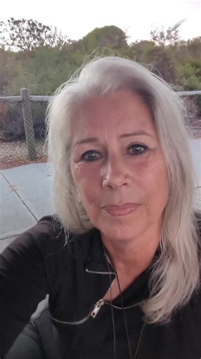 Wer bin ich wirklich? Und was wünsche ich mir eigentlich von Liebe? Ich habe diese Fragen beantwortet. Schnell. Oberflächlich. Und am nächsten Tag gemerkt: Das bin ich gar nicht wirklich. Also habe ich mich noch einmal hingesetzt. Habe mir dieselben Fragen gestellt. Wer bin ich? Was möchte ich? Was mag ich nicht? Und plötzlich kam so viel. Über vieles möchte ich noch gar nicht sprechen. Aber über Liebe schon. Ich liebe Filme wie Pretty Woman, Titanic und Pearl Harbor. Nicht nur, weil es große Li