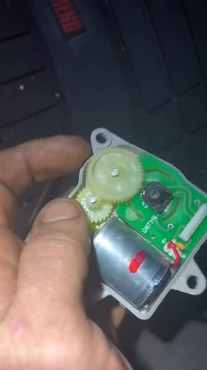 THiS is WHaT CLicKs Under Your Dash 🧐 #mechanic #tech #chevy #hvac #actuator #click #cars #equinox | Georgina Duffy