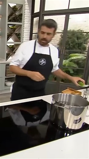 prende a preparar un delicioso pesto rojo con la receta exclusiva de Enrique Sánchez. Pesto rojo: 2 tomates 250 de queso crema Algunas almendras fritas Albahaca fresca y tomillo seco -Para el pesto rojo, cocinar los tomates cortados en dados en una sartén, con un par de cucharadas de aceite, junto con las cabezas de los langostinos. Cocinar, a fuego medio, hasta que el tomate empiece a estar cocinado. Extracto del Programa Cómetelo del 16/07/2024. #recetas #recetasfaciles #PestoRojo #CocinaMedit