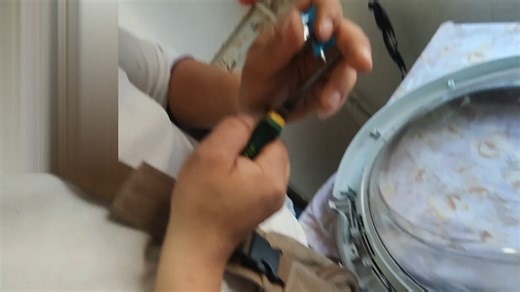 滚筒洗衣机维修门钩断裂，自己在家如何更换，过程无删减