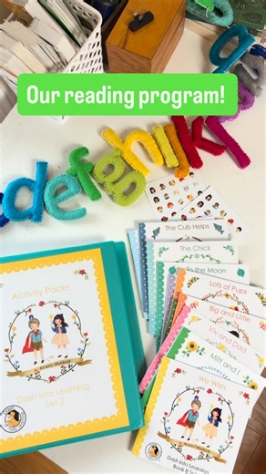 Dash into Learning | Learn to Read on Instagram: "💚Our reading program and why we love it! My 5 year old is thriving right now and on book 6! My 3 older girls all learned to read with this program and are amazing, reading obsessed kids. 🥹 Why it’s loved by THOUSANDS of families: 💛Bite-sized phonics lessons in each book 💛Practice reading real books right away — no boring lesson manuals! 💛Adorable characters and funny surprises kids connect with! 💛Open-and-go — EASY for you to teach anywhere