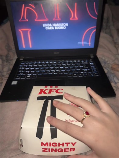 Guyzzzzz kia kroon🥹😂❤️ @KFCPakistanOfficial #starngerthings #kfc #foodtok #eating #funny