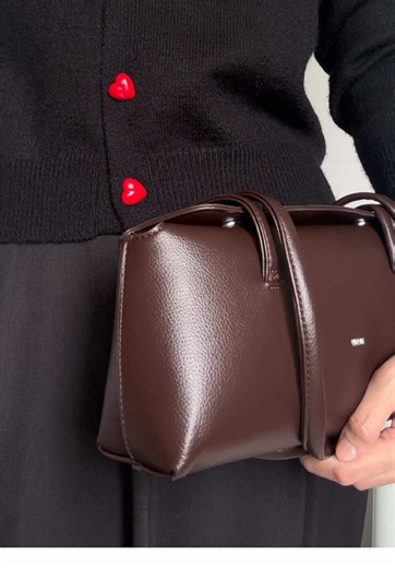 Sumpah beg ni cantik gilss !! Girls yg suka bawa banyak barang confirm puas hati sebab very spacious 🙏🏻 #nunustudio #shoulderbag #handbag