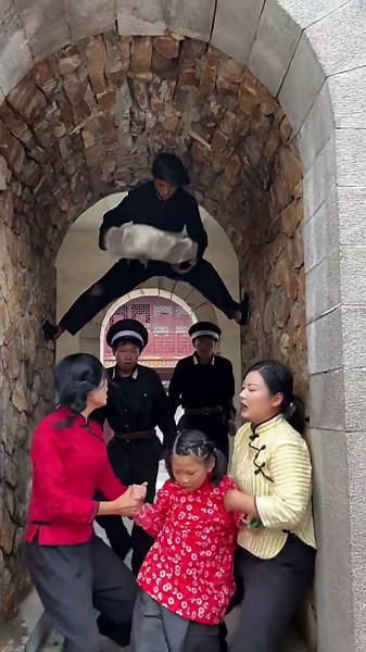 别被宏伟场景镇住，道具组用透视和比例骗了你，近大远小是真理#拍戏现场 #影视道具 #影视特效