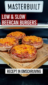 BEERCAN BURGERS 🔥 Vorige week ging de Masterbuilt Gravity XT aan voor Beercan Burgers! Gevulde burgers die je eerst vormt om een blik bier 🍺 De vulling kun je naar eigen wens bepalen, waarna je ze aftopt met geraspte kaas en een uurtje op lage temperatuur rookt 👌 De hele grote eters rammen die Beercan Burger nog op een broodjes, maar dat is eigenlijk helemaal niet nodig met deze beukers van burgers 😎 Hoe ik deze Beercan Burgers bereidde? Dat lees je in het recept hieronder ⤵ Ingrediënten: - 