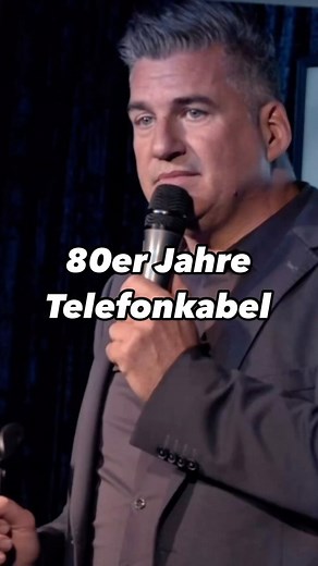 Die Telefon Nutzung früher war ganz anders als heute, man hatte kein Mobiltelefon, sondern ein Festnetz Telefon mit Kabel. Ich konnte damals schon in der ganzen Wohnung telefonieren, mein Kabel konnte ich von 1,50 m dehnen auf 15 m. Besucht mich auf Tour: www.peterkunz.de #Telefon #Mobiltelefon #Kommunikation #PeterKunz #Comedy #Lustig | Peter Kunz