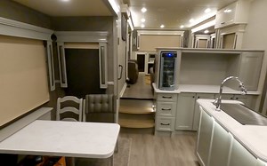 美式豪华大型拖挂房车 - Vanleigh Beacon 42RDB（字幕）