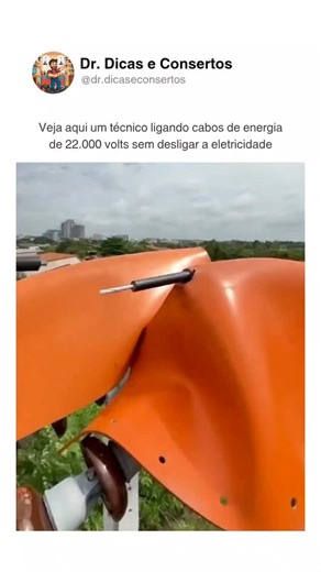 Dicas & consertos | Faça você mesmo on Instagram: "Cada movimento que ele faz acontece a poucos centímetros de uma corrente viva de 22.000 volts — e a rede elétrica depende de que essa energia permaneça ativa durante todo o processo. As equipes de linha utilizam conectores especiais desenvolvidos para unir ou reparar cabos de alta tensão enquanto eles ainda estão energizados. Essa técnica evita quedas de energia e garante que bairros inteiros continuem recebendo eletricidade mesmo durante manute