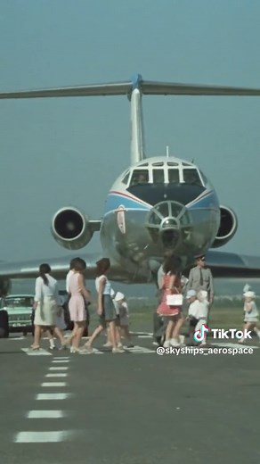 The Soviet Tu-134 landing on the road (don’t worry, it’s a movie scene) #tu134 #tupolev #tupolev134 #aviation #emergencylanding #sovietaviation #avgeek #aviationlovers #aviationmovie