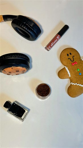 Sarah Trindade on Instagram: "🎄esfoliante labial de biscoito DIY 🍪 Pra dica de hoje vc vai precisar de: ✨1 potinho bem vedado ✨2 c.sopa açúcar (de coco ou tradicional refinado - só não recomendo usar mascavo nem demerara pq os grânulos são muito grandes) ✨1 c.cha de óleo de coco ✨1 c.cafe de canela em pó (ela estimula a circulação dando um “plump” temporário no tamanho dos lábios ✨opcional: extrato de baunilha Compartilha esse vídeo com o @ que precisa fazer essa receitinha com v