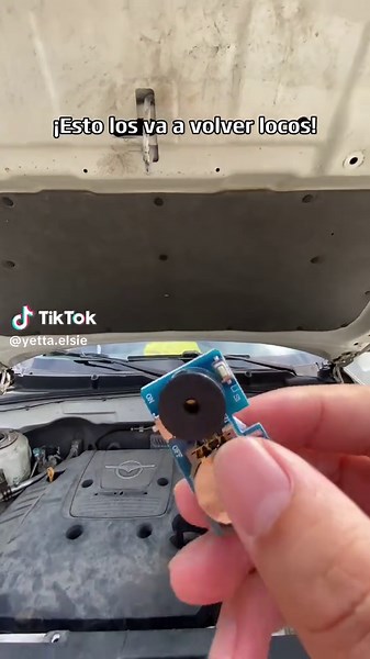 Este diminuto y oculto generador de sonido de grillo hará que todos busquen durante HORAS 😂 Es perfecto para bromas de oficina, el caos del Día de los Inocentes y una diversión inofensiva que nunca termina. ¿Lo esconderías en el trabajo? 🦗#PrankTok #AprilFoolsPrank #OfficePranks #GagGifts #TikTokMadeMeBuyIt