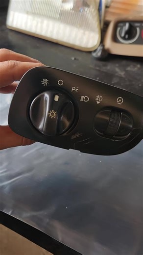 💎 ¡PIEZA ÚNICA! Mando de Luces Para Ford F-150 Y EXPEDICIÓN (2000-2003)🛻🔥 ​¡Calidad Original al alcance de tu mano! 🚀 ​nos especializamos en traer piezas genuinas que garantizan la vida útil de tu vehículo. Ponemos a tu disposición el Mando de Luces Original Ford, la versión más completa y difícil de conseguir en el mercado. ✅ Versión Full Equipo: Incluye control de luces automáticas (A), luces de posición, faros principales y el sistema de tiro para faros antiniebla. ✅ Compatibilidad Garant