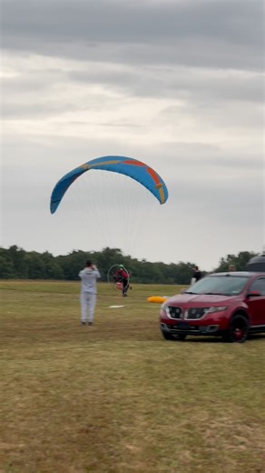Matthew Barie successfully launching his #Paramotor this morning at The 3rd Annual Robert Durbin Ultralight Fly-In | Dro Simoes