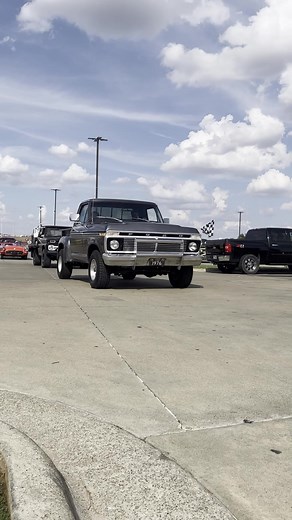 Love the look on this '76 Ford F100! 👌 #ford #fordtrucks #trucks #classictrucks #classiccars #carshow #carshows | 289 Film Co.