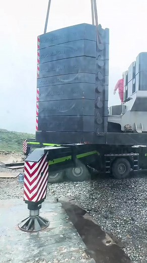 #crane #cranelife #zoomlion #sany #xcmg How many tons of counterweight 😏😏😏
