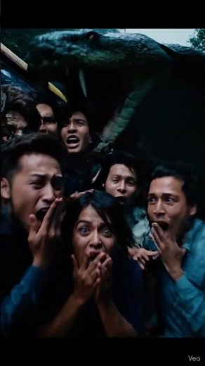 Giant Anaconda Attacks Tourist Bus on Cliff Road! 🚨🐍(繁體中文)巨型森蚺在懸崖公路上攻擊遊客巴士！