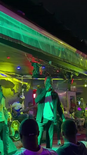 C'est ça qui est ça. Nous faisons toujours de la musique à part la musique.