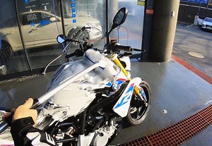 Spring is finally here! That means time to spring clean your 2-wheeled friend. Motorrad fans, share with us your cleaning tips to keep your bike looking fresh! Thank you @2lt.kd for the G 310 R video #challengethecity | BMW Motorrad