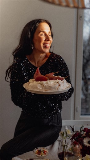 ANNI 🍓 on Instagram: "JOULU PAVLOVA kardemumma marengilla, vaniljakermalla ja glögipäärynöillä 🥹😮‍💨♥️ Tää on siitä ihana ja helppo, että voit tehdä marenkipohjan vaikka viikon etukäteen ja glögipäärynätkin valmiiksi jääkaappiin 👌🏻 ihan täydellinen joulun jälkiruoka. MARENKIPOHJA • 5 kananmunan valkuaista • 3 dl erikoishienoa sokeria • 1 tl maissitärkkelystä tai perunajauhoja • 1 tl valkoviinietikkaa • 1-3 tl jauhettua kardemummaa Laita uuni kuumenemaan 120 asteeseen. Sekoita keskenään soke