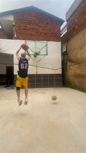 哪个球走步了？#招牌动作 #用篮球表达心情 #篮球技巧