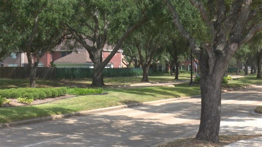 Sugar Land police warn of burglars sneaking through golf courses, levees to target homes