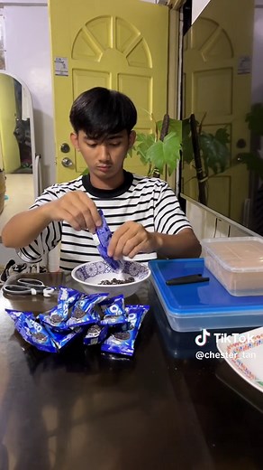 How to Make Delicious Oreo Graham Bars at Home!