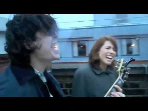 Grouplove-Colours (OFFICIAL LYRICS +Rooftop Session)
