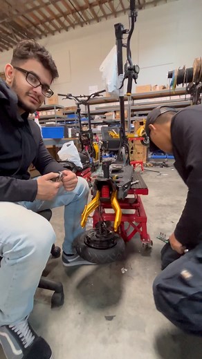 It’s very easy to replace the Mantis Pro SE tire . . . . #voromotors #escooter #kaabo #mantis #pev #diy #thursday | VoroMotors