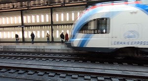 Le Léman Express victime de son succès. Nouveau record de fréquentation avec 80 000 passagers quotidiens en novembre dernier. De nouvelles rames à deux étages sont attendues en 2030 ⬇️ | Léman Bleu