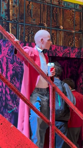 Daniel Desmots on Instagram: "17-12-2025 Théâtre bizarre… mais expérience unique ! Susanne KENNEDY, artiste allemande, a écrit et mis en scène THE WORK, une plongée vertigineuse dans la psyché d’une autre artiste, Xenia, qui met en scène sa propre vie comme une ultime œuvre testamentaire. Elle recrute des comédiens chargés de rejouer en boucle non pas tant les scènes de sa vie que ses troubles et traumas intimes, dans une sorte de boucle infernale convoquant le père, la mère, l’enfant, le thérap