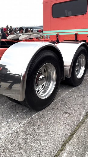 Have you ever seen a 18 wheeler do a burnout & donuts? @chillidogg.martinez on IG put on a show Bandas y Trocas 2024 #thejourneyhq #burnhub #18wheeler #burnoutpit #trocas #blacksmoke | The Journey HQ | Facebook