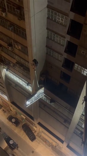 Andrew Loh on Instagram: "Moving Piano in High-Rise Buildings 高楼大厦钢琴吊起搬运 #piano #钢琴 #鋼琴 #pianomoving #钢琴搬运 *侵删"