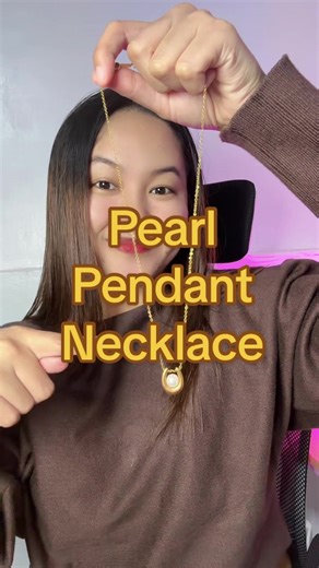 Hindi nakakasawa etong Pearl Pendant Necklace. Minimalist ang design pero sobrang classy mo tignan pag suot mo to sa mga special events 🥰 #pearlpendantnecklace#pearlnecklace#classynecklace#minimalistpearlnecklace