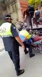 #Tucuman | UN DELIVERY DE RAPPI, PERSIGUIÓ AL CAMIÓN DE TRANSITO MUNICIPAL DE CAPITAL RECLAMANDO LA ROTURA DE LA CADENA DE SU BICICLETA En la mañana de hoy, un trabajador de Delivery estaciono su bicicleta y puso una cadena para la seguridad del rodado qué circulaba para hacer sus trámites laborales, Cuándo se dio cuenta qué personal municipal estaban rompiendo la cadena para el secuestro del rodado, mucho fue el enojo del joven qué persiguió al personal municipal reclamando lo que a él le parec