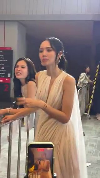 Translation:Lookmhee: This one is shy. (points at Sonya)Sonya: Has P’Faye gone home yet?Fans: Not yet. Are you waiting for her?Sonya: I already got to take a photo with her.Fans: Are you showing off?Lookmhee: And her hair still isn’t long enough yet. She wants to cut her hair.Fans: Want to try an undercut?Sonya: I am about to shave my head already.FAYEATOM LIGHT UP KAZZ AWARDS #KAZZAWARDS2026xFayeAtom