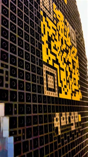 qargo on Instagram: "C-3PO by qargo - n°24 de la collection (2024) - œuvre sculpturale réalisée avec 60 000 LEGO · 15 couleurs · 94 × 61 × 9 cm · 19,9 kg Cette sculpture rend hommage à C-3PO, figure emblématique de Star Wars, en s’éloignant volontairement de la simple représentation figurative. Ici, C-3PO n’est pas un personnage secondaire : il devient une présence frontale, presque humaine. Ce que j’ai toujours aimé chez C-3PO, c’est ce paradoxe assumé : une entité mécanique conçue pour traduir