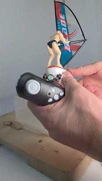 Der RC Windsurfer von Banggood fährt mit Antrieb auf dem Wasser mit Einhandfernsteuerung