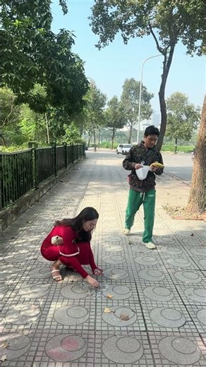 The girl's actions are beautiful and meaningful, Truly Admirable #PAkarma #kindheart #respect #short