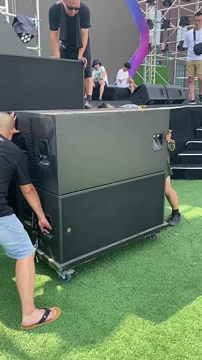 Hey guys, do you think this is the right way to install line array speaker ？#soundsystem #livesound #prosound #proaudio #sonido #audioprofesional #sonidoprofesional #altavoz #cajasautomaticas #audiosystem #acoustic #stagesound #linearraysound #linearraysystem #loa