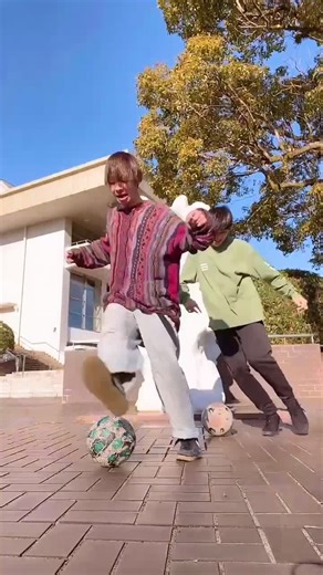 今年1番バズった動画を再現してみました！TikTokを始めたのが今年なのですが、おかげさまで楽しく継続できてます！2021年も僕らの動画を楽しんでいただけたらと⚽️ #リフティング #サッカー部
